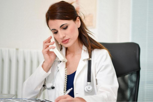 Врач говорит по телефону